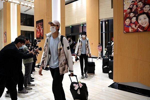 由余非执导，张静初、役所广司、林柏宏主演，中国首部展现极端环境下反恐搏杀的动作冒险电影《冰峰暴》10月30日发布一组角色剧照，首次展现了张静初饰演的女主角小袋子的;双面人生，时而俏皮、时而迷茫的眼神衬托出角色的鲜活动人，而在不同环境下所表现出的不同状态也让这个故事走向变得扑朔迷离